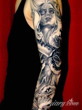 Niesamowite w swojej formie tatuaże-rękawy zajmują cała powierzchnię ramiona i przedramiona. Tworzą jednolitą zdobiącą ciało całość. Taki graficzny rękaw na skórze to tatuaż szczególnie ciekawy w przypadku aktywnych, silnych mężczyzn. 