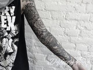 Niesamowite w swojej formie tatuaże-rękawy zajmują cała powierzchnię ramiona i przedramiona. Tworzą jednolitą zdobiącą ciało całość. Taki graficzny rękaw na skórze to tatuaż szczególnie ciekawy w przypadku aktywnych, silnych mężczyzn. 
