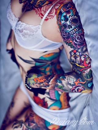 Niesamowite w swojej formie tatuaże-rękawy zajmują cała powierzchnię ramiona i przedramiona. Tworzą jednolitą zdobiącą ciało całość. Taki graficzny rękaw na skórze to tatuaż szczególnie ciekawy w przypadku aktywnych, silnych mężczyzn. 