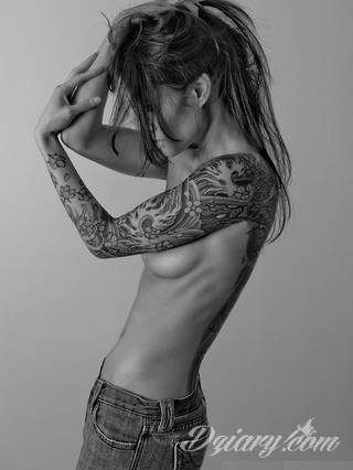 Niesamowite w swojej formie tatuaże-rękawy zajmują cała powierzchnię ramiona i przedramiona. Tworzą jednolitą zdobiącą ciało całość. Taki graficzny rękaw na skórze to tatuaż szczególnie ciekawy w przypadku aktywnych, silnych mężczyzn. 