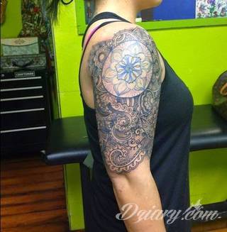 Niesamowite w swojej formie tatuaże-rękawy zajmują cała powierzchnię ramiona i przedramiona. Tworzą jednolitą zdobiącą ciało całość. Taki graficzny rękaw na skórze to tatuaż szczególnie ciekawy w przypadku aktywnych, silnych mężczyzn. 