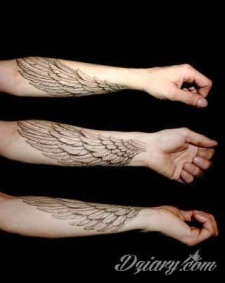 Niesamowite w swojej formie tatuaże-rękawy zajmują cała powierzchnię ramiona i przedramiona. Tworzą jednolitą zdobiącą ciało całość. Taki graficzny rękaw na skórze to tatuaż szczególnie ciekawy w przypadku aktywnych, silnych mężczyzn. 