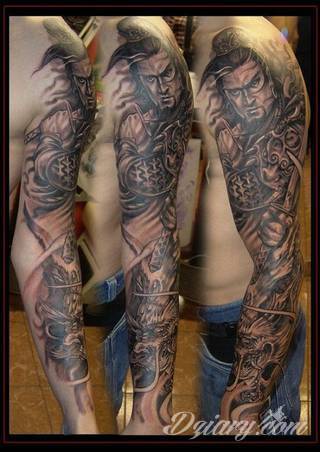 Niesamowite w swojej formie tatuaże-rękawy zajmują cała powierzchnię ramiona i przedramiona. Tworzą jednolitą zdobiącą ciało całość. Taki graficzny rękaw na skórze to tatuaż szczególnie ciekawy w przypadku aktywnych, silnych mężczyzn. 