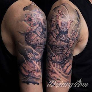 Niesamowite w swojej formie tatuaże-rękawy zajmują cała powierzchnię ramiona i przedramiona. Tworzą jednolitą zdobiącą ciało całość. Taki graficzny rękaw na skórze to tatuaż szczególnie ciekawy w przypadku aktywnych, silnych mężczyzn. 