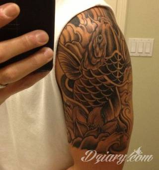 Niesamowite w swojej formie tatuaże-rękawy zajmują cała powierzchnię ramiona i przedramiona. Tworzą jednolitą zdobiącą ciało całość. Taki graficzny rękaw na skórze to tatuaż szczególnie ciekawy w przypadku aktywnych, silnych mężczyzn. 