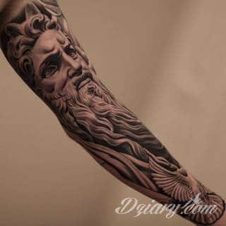 Niesamowite w swojej formie tatuaże-rękawy zajmują cała powierzchnię ramiona i przedramiona. Tworzą jednolitą zdobiącą ciało całość. Taki graficzny rękaw na skórze to tatuaż szczególnie ciekawy w przypadku aktywnych, silnych mężczyzn. 