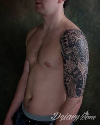 Niesamowite w swojej formie tatuaże-rękawy zajmują cała powierzchnię ramiona i przedramiona. Tworzą jednolitą zdobiącą ciało całość. Taki graficzny rękaw na skórze to tatuaż szczególnie ciekawy w przypadku aktywnych, silnych mężczyzn. 