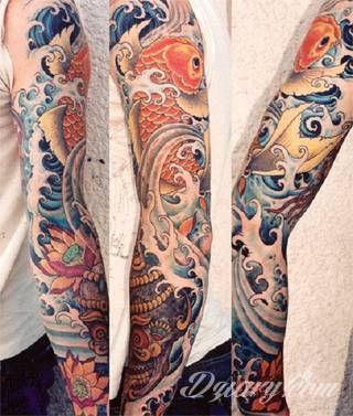 Niesamowite w swojej formie tatuaże-rękawy zajmują cała powierzchnię ramiona i przedramiona. Tworzą jednolitą zdobiącą ciało całość. Taki graficzny rękaw na skórze to tatuaż szczególnie ciekawy w przypadku aktywnych, silnych mężczyzn. 