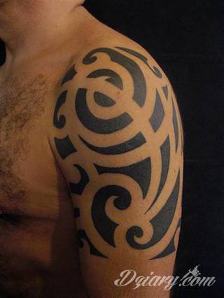 Niesamowite w swojej formie tatuaże-rękawy zajmują cała powierzchnię ramiona i przedramiona. Tworzą jednolitą zdobiącą ciało całość. Taki graficzny rękaw na skórze to tatuaż szczególnie ciekawy w przypadku aktywnych, silnych mężczyzn. 