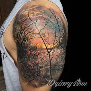 Niesamowite w swojej formie tatuaże-rękawy zajmują cała powierzchnię ramiona i przedramiona. Tworzą jednolitą zdobiącą ciało całość. Taki graficzny rękaw na skórze to tatuaż szczególnie ciekawy w przypadku aktywnych, silnych mężczyzn. 