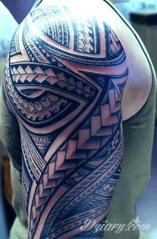 Niesamowite w swojej formie tatuaże-rękawy zajmują cała powierzchnię ramiona i przedramiona. Tworzą jednolitą zdobiącą ciało całość. Taki graficzny rękaw na skórze to tatuaż szczególnie ciekawy w przypadku aktywnych, silnych mężczyzn. 