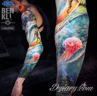 Niesamowite w swojej formie tatuaże-rękawy zajmują cała powierzchnię ramiona i przedramiona. Tworzą jednolitą zdobiącą ciało całość. Taki graficzny rękaw na skórze to tatuaż szczególnie ciekawy w przypadku aktywnych, silnych mężczyzn. 