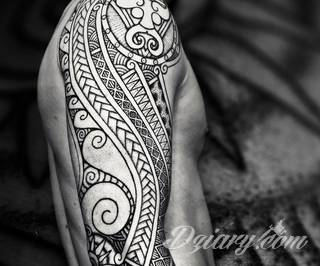 Niesamowite w swojej formie tatuaże-rękawy zajmują cała powierzchnię ramiona i przedramiona. Tworzą jednolitą zdobiącą ciało całość. Taki graficzny rękaw na skórze to tatuaż szczególnie ciekawy w przypadku aktywnych, silnych mężczyzn. 