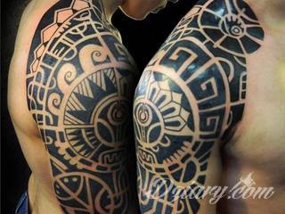 Niesamowite w swojej formie tatuaże-rękawy zajmują cała powierzchnię ramiona i przedramiona. Tworzą jednolitą zdobiącą ciało całość. Taki graficzny rękaw na skórze to tatuaż szczególnie ciekawy w przypadku aktywnych, silnych mężczyzn. 