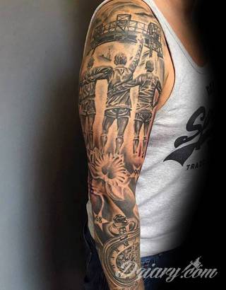 Niesamowite w swojej formie tatuaże-rękawy zajmują cała powierzchnię ramiona i przedramiona. Tworzą jednolitą zdobiącą ciało całość. Taki graficzny rękaw na skórze to tatuaż szczególnie ciekawy w przypadku aktywnych, silnych mężczyzn. 