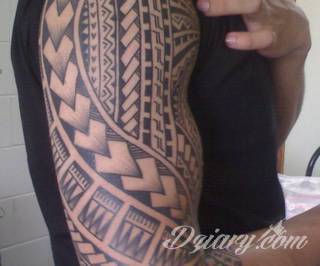 Niesamowite w swojej formie tatuaże-rękawy zajmują cała powierzchnię ramiona i przedramiona. Tworzą jednolitą zdobiącą ciało całość. Taki graficzny rękaw na skórze to tatuaż szczególnie ciekawy w przypadku aktywnych, silnych mężczyzn. 