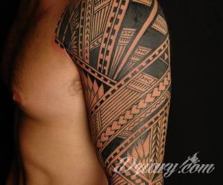 Niesamowite w swojej formie tatuaże-rękawy zajmują cała powierzchnię ramiona i przedramiona. Tworzą jednolitą zdobiącą ciało całość. Taki graficzny rękaw na skórze to tatuaż szczególnie ciekawy w przypadku aktywnych, silnych mężczyzn. 
