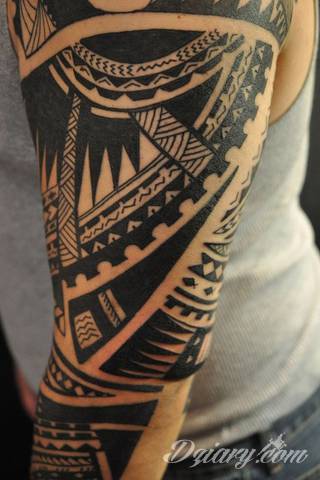 Niesamowite w swojej formie tatuaże-rękawy zajmują cała powierzchnię ramiona i przedramiona. Tworzą jednolitą zdobiącą ciało całość. Taki graficzny rękaw na skórze to tatuaż szczególnie ciekawy w przypadku aktywnych, silnych mężczyzn. 