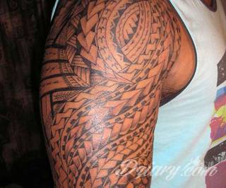 Niesamowite w swojej formie tatuaże-rękawy zajmują cała powierzchnię ramiona i przedramiona. Tworzą jednolitą zdobiącą ciało całość. Taki graficzny rękaw na skórze to tatuaż szczególnie ciekawy w przypadku aktywnych, silnych mężczyzn. 