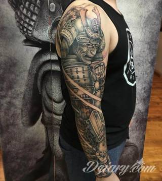 Niesamowite w swojej formie tatuaże-rękawy zajmują cała powierzchnię ramiona i przedramiona. Tworzą jednolitą zdobiącą ciało całość. Taki graficzny rękaw na skórze to tatuaż szczególnie ciekawy w przypadku aktywnych, silnych mężczyzn. 