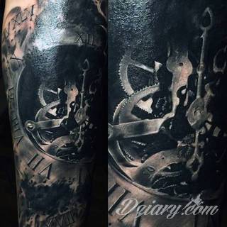 Niesamowite w swojej formie tatuaże-rękawy zajmują cała powierzchnię ramiona i przedramiona. Tworzą jednolitą zdobiącą ciało całość. Taki graficzny rękaw na skórze to tatuaż szczególnie ciekawy w przypadku aktywnych, silnych mężczyzn. 