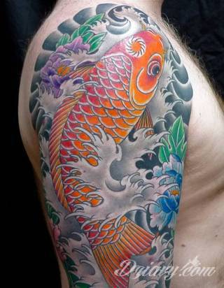 Niesamowite w swojej formie tatuaże-rękawy zajmują cała powierzchnię ramiona i przedramiona. Tworzą jednolitą zdobiącą ciało całość. Taki graficzny rękaw na skórze to tatuaż szczególnie ciekawy w przypadku aktywnych, silnych mężczyzn. 