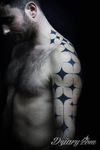 Niesamowite w swojej formie tatuaże-rękawy zajmują cała powierzchnię ramiona i przedramiona. Tworzą jednolitą zdobiącą ciało całość. Taki graficzny rękaw na skórze to tatuaż szczególnie ciekawy w przypadku aktywnych, silnych mężczyzn. 