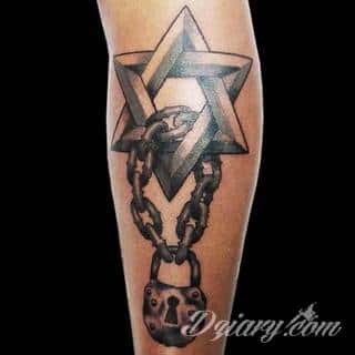 Niesamowite w swojej formie tatuaże-rękawy zajmują cała powierzchnię ramiona i przedramiona. Tworzą jednolitą zdobiącą ciało całość. Taki graficzny rękaw na skórze to tatuaż szczególnie ciekawy w przypadku aktywnych, silnych mężczyzn. 