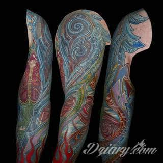 Niesamowite w swojej formie tatuaże-rękawy zajmują cała powierzchnię ramiona i przedramiona. Tworzą jednolitą zdobiącą ciało całość. Taki graficzny rękaw na skórze to tatuaż szczególnie ciekawy w przypadku aktywnych, silnych mężczyzn. 