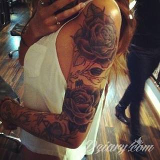 Niesamowite w swojej formie tatuaże-rękawy zajmują cała powierzchnię ramiona i przedramiona. Tworzą jednolitą zdobiącą ciało całość. Taki graficzny rękaw na skórze to tatuaż szczególnie ciekawy w przypadku aktywnych, silnych mężczyzn. 