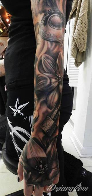 Niesamowite w swojej formie tatuaże-rękawy zajmują cała powierzchnię ramiona i przedramiona. Tworzą jednolitą zdobiącą ciało całość. Taki graficzny rękaw na skórze to tatuaż szczególnie ciekawy w przypadku aktywnych, silnych mężczyzn. 