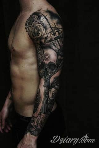 Niesamowite w swojej formie tatuaże-rękawy zajmują cała powierzchnię ramiona i przedramiona. Tworzą jednolitą zdobiącą ciało całość. Taki graficzny rękaw na skórze to tatuaż szczególnie ciekawy w przypadku aktywnych, silnych mężczyzn. 