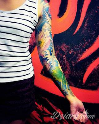 Niesamowite w swojej formie tatuaże-rękawy zajmują cała powierzchnię ramiona i przedramiona. Tworzą jednolitą zdobiącą ciało całość. Taki graficzny rękaw na skórze to tatuaż szczególnie ciekawy w przypadku aktywnych, silnych mężczyzn. 