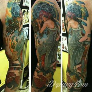 Niesamowite w swojej formie tatuaże-rękawy zajmują cała powierzchnię ramiona i przedramiona. Tworzą jednolitą zdobiącą ciało całość. Taki graficzny rękaw na skórze to tatuaż szczególnie ciekawy w przypadku aktywnych, silnych mężczyzn. 