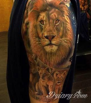 Niesamowite w swojej formie tatuaże-rękawy zajmują cała powierzchnię ramiona i przedramiona. Tworzą jednolitą zdobiącą ciało całość. Taki graficzny rękaw na skórze to tatuaż szczególnie ciekawy w przypadku aktywnych, silnych mężczyzn. 