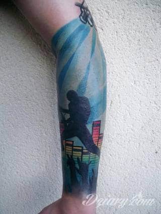 Niesamowite w swojej formie tatuaże-rękawy zajmują cała powierzchnię ramiona i przedramiona. Tworzą jednolitą zdobiącą ciało całość. Taki graficzny rękaw na skórze to tatuaż szczególnie ciekawy w przypadku aktywnych, silnych mężczyzn. 