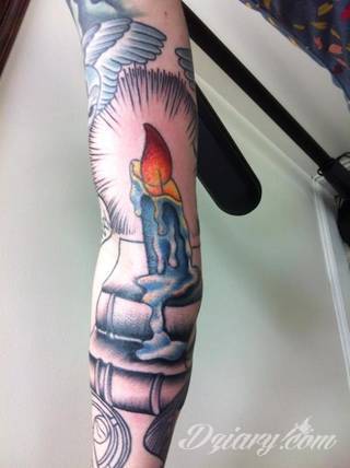 Niesamowite w swojej formie tatuaże-rękawy zajmują cała powierzchnię ramiona i przedramiona. Tworzą jednolitą zdobiącą ciało całość. Taki graficzny rękaw na skórze to tatuaż szczególnie ciekawy w przypadku aktywnych, silnych mężczyzn. 