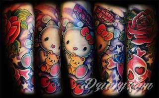 Niesamowite w swojej formie tatuaże-rękawy zajmują cała powierzchnię ramiona i przedramiona. Tworzą jednolitą zdobiącą ciało całość. Taki graficzny rękaw na skórze to tatuaż szczególnie ciekawy w przypadku aktywnych, silnych mężczyzn. 