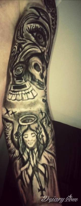 Niesamowite w swojej formie tatuaże-rękawy zajmują cała powierzchnię ramiona i przedramiona. Tworzą jednolitą zdobiącą ciało całość. Taki graficzny rękaw na skórze to tatuaż szczególnie ciekawy w przypadku aktywnych, silnych mężczyzn. 