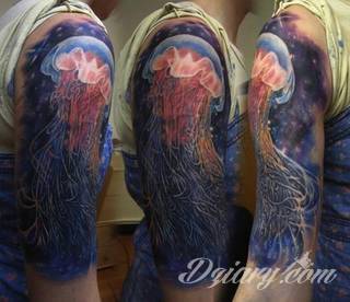 Niesamowite w swojej formie tatuaże-rękawy zajmują cała powierzchnię ramiona i przedramiona. Tworzą jednolitą zdobiącą ciało całość. Taki graficzny rękaw na skórze to tatuaż szczególnie ciekawy w przypadku aktywnych, silnych mężczyzn. 