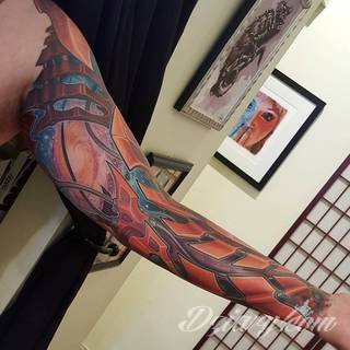 Niesamowite w swojej formie tatuaże-rękawy zajmują cała powierzchnię ramiona i przedramiona. Tworzą jednolitą zdobiącą ciało całość. Taki graficzny rękaw na skórze to tatuaż szczególnie ciekawy w przypadku aktywnych, silnych mężczyzn. 