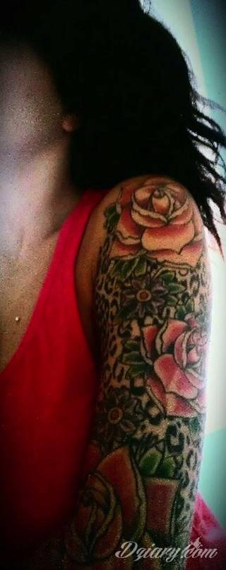 Niesamowite w swojej formie tatuaże-rękawy zajmują cała powierzchnię ramiona i przedramiona. Tworzą jednolitą zdobiącą ciało całość. Taki graficzny rękaw na skórze to tatuaż szczególnie ciekawy w przypadku aktywnych, silnych mężczyzn. 