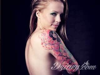 Niesamowite w swojej formie tatuaże-rękawy zajmują cała powierzchnię ramiona i przedramiona. Tworzą jednolitą zdobiącą ciało całość. Taki graficzny rękaw na skórze to tatuaż szczególnie ciekawy w przypadku aktywnych, silnych mężczyzn. 