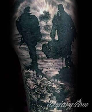 Niesamowite w swojej formie tatuaże-rękawy zajmują cała powierzchnię ramiona i przedramiona. Tworzą jednolitą zdobiącą ciało całość. Taki graficzny rękaw na skórze to tatuaż szczególnie ciekawy w przypadku aktywnych, silnych mężczyzn. 