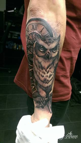 Niesamowite w swojej formie tatuaże-rękawy zajmują cała powierzchnię ramiona i przedramiona. Tworzą jednolitą zdobiącą ciało całość. Taki graficzny rękaw na skórze to tatuaż szczególnie ciekawy w przypadku aktywnych, silnych mężczyzn. 