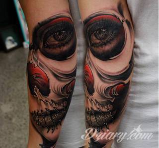 Niesamowite w swojej formie tatuaże-rękawy zajmują cała powierzchnię ramiona i przedramiona. Tworzą jednolitą zdobiącą ciało całość. Taki graficzny rękaw na skórze to tatuaż szczególnie ciekawy w przypadku aktywnych, silnych mężczyzn. 