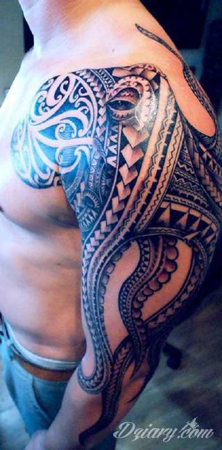 Niesamowite w swojej formie tatuaże-rękawy zajmują cała powierzchnię ramiona i przedramiona. Tworzą jednolitą zdobiącą ciało całość. Taki graficzny rękaw na skórze to tatuaż szczególnie ciekawy w przypadku aktywnych, silnych mężczyzn. 