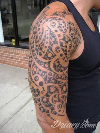 Niesamowite w swojej formie tatuaże-rękawy zajmują cała powierzchnię ramiona i przedramiona. Tworzą jednolitą zdobiącą ciało całość. Taki graficzny rękaw na skórze to tatuaż szczególnie ciekawy w przypadku aktywnych, silnych mężczyzn. 