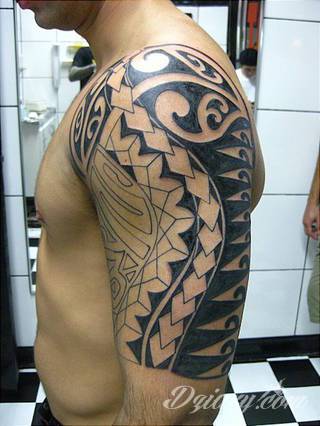 Niesamowite w swojej formie tatuaże-rękawy zajmują cała powierzchnię ramiona i przedramiona. Tworzą jednolitą zdobiącą ciało całość. Taki graficzny rękaw na skórze to tatuaż szczególnie ciekawy w przypadku aktywnych, silnych mężczyzn. 