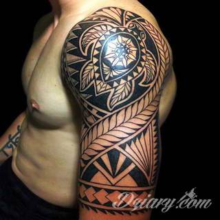 Niesamowite w swojej formie tatuaże-rękawy zajmują cała powierzchnię ramiona i przedramiona. Tworzą jednolitą zdobiącą ciało całość. Taki graficzny rękaw na skórze to tatuaż szczególnie ciekawy w przypadku aktywnych, silnych mężczyzn. 